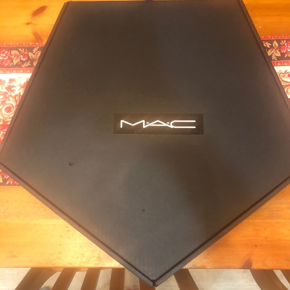 24 piece MAC Star Advent Calendar 2020 - Picture 4 of 7